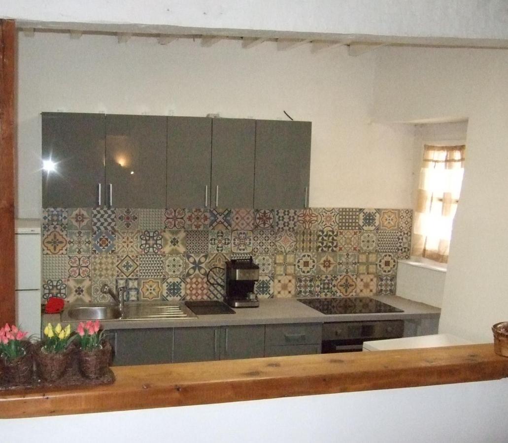 Une Maison Dans Le Village Ribiers Экстерьер фото