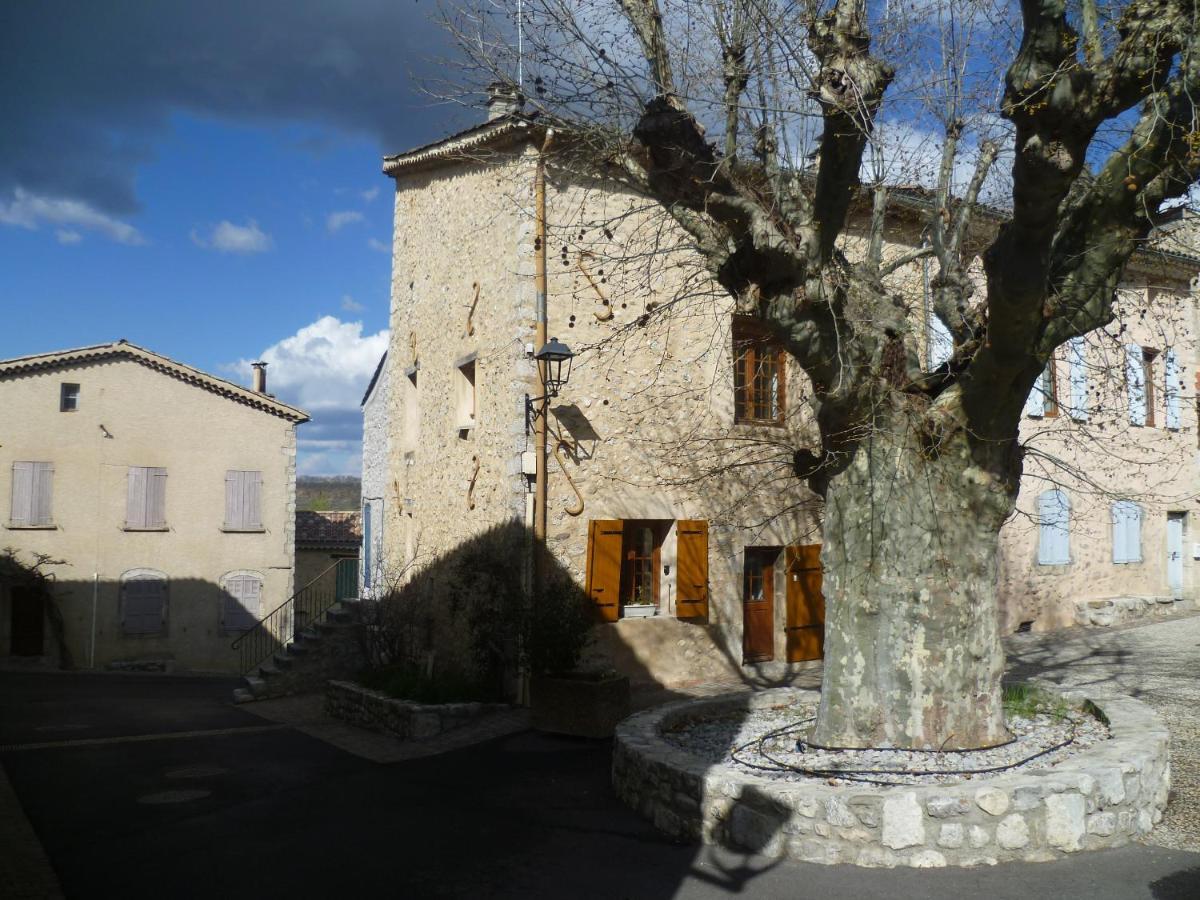 Une Maison Dans Le Village Ribiers Экстерьер фото